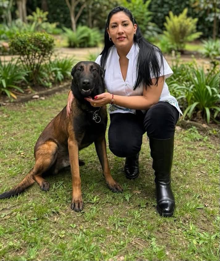 Martha Azucena Camacho con un perro