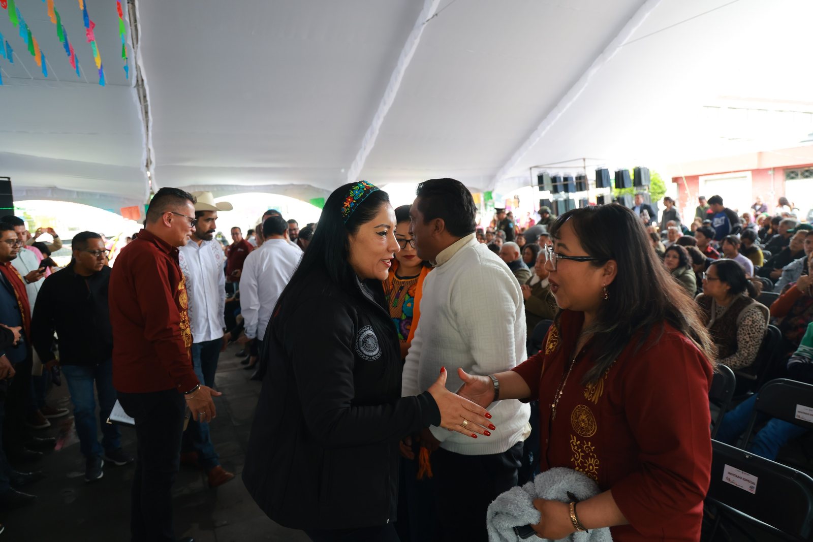 Martha Azucena Camacho saludando a vecinas y vecinos del distrito